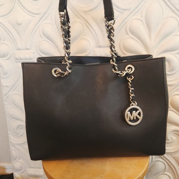 Michael Kors Handbags - Michael Kors Black Shoulder Bag. EXCELLENT CONDITION!